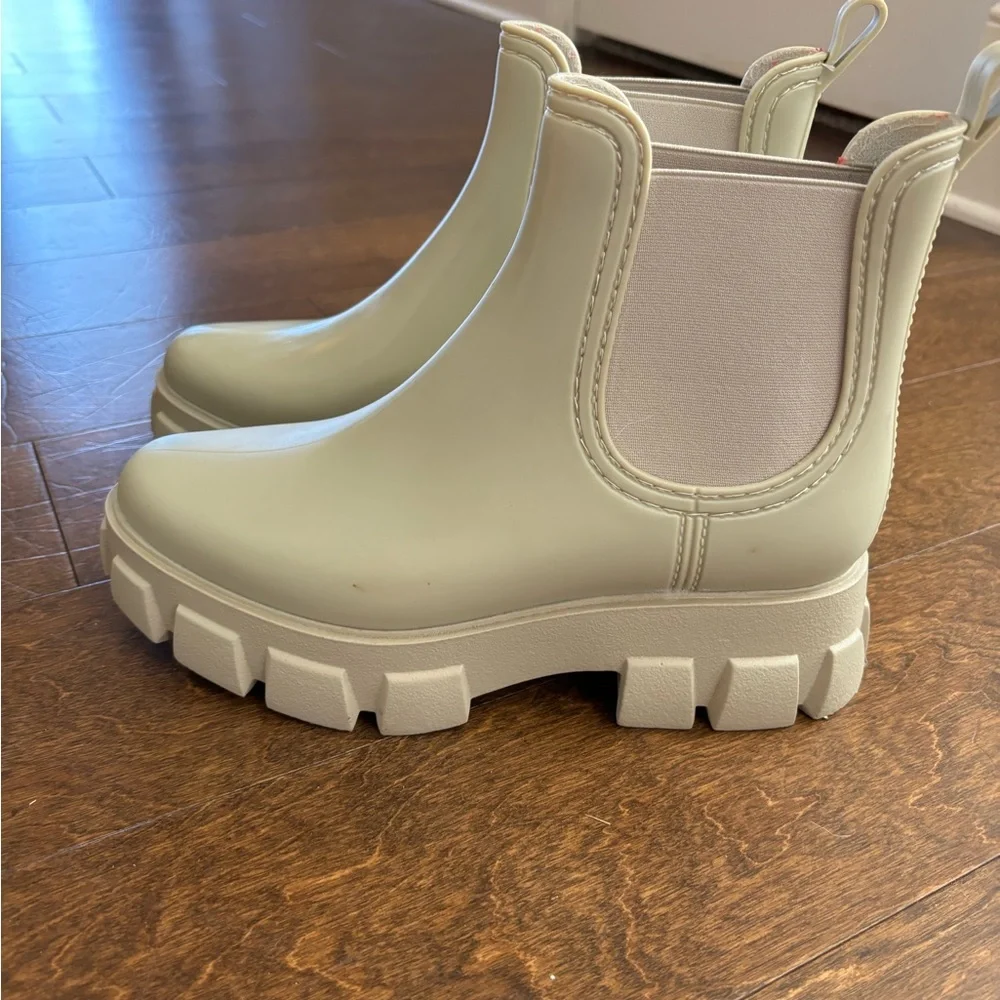 Women's Cream Chelsea Boots - Picture 5 of 7
